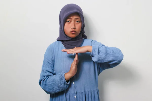 Ernstes Junges Asiatisches Mädchen Hijab Lässigem Hemd Macht Auszeit Geste — Stockfoto