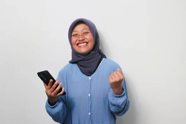 Aufgeregtes Junges Asiatisches Mädchen Hijab Lässigem Hemd Schaut Die Kamera — Stockfoto