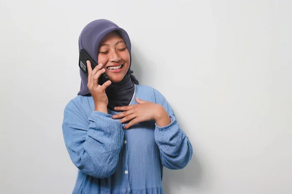 Szczęśliwa Młoda Azjatka Hidżabie Ubrana Luźną Koszulę Dotknąć Jej Klatki — Zdjęcie stockowe