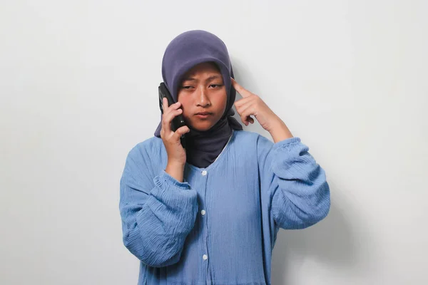Przemyślana Młoda Azjatka Hidżabie Ubrana Luźną Koszulę Wygląda Zdezorientowaną Podczas — Zdjęcie stockowe