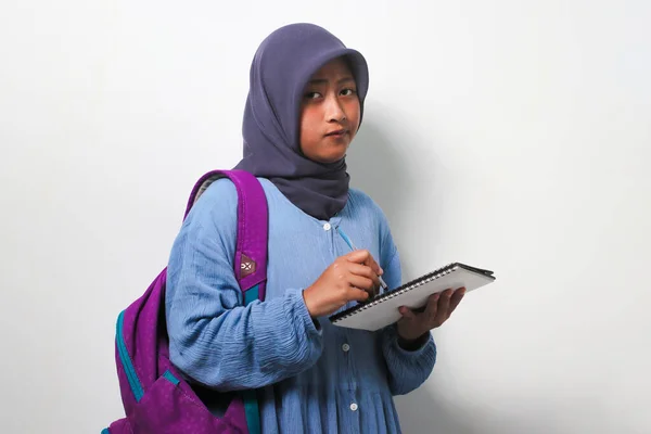 Staranne Młody Azji Uczennica Nosi Hidżab Plecak Pisząc Coś Książce — Zdjęcie stockowe