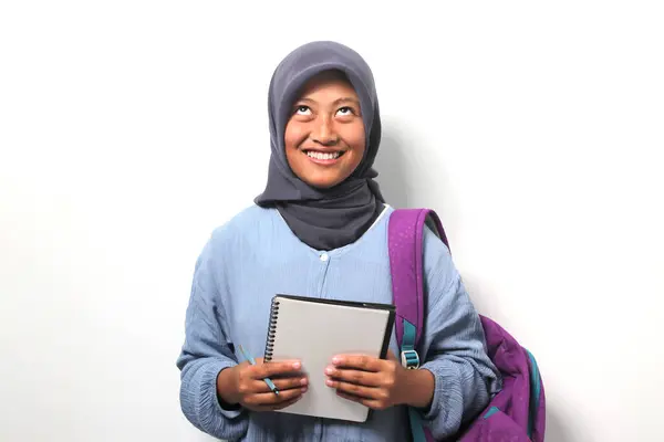 Задумчивая Молодая Азиатская Студентка Хиджабе Рюкзаке Глядя Вверх Думая Творческую — стоковое фото