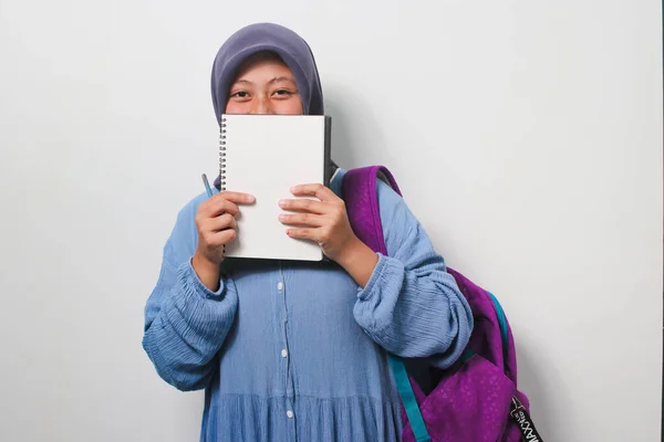 Alegre Joven Asiática Chica Estudiante Usando Hijab Cubriendo Cara Con —  Fotos de Stock