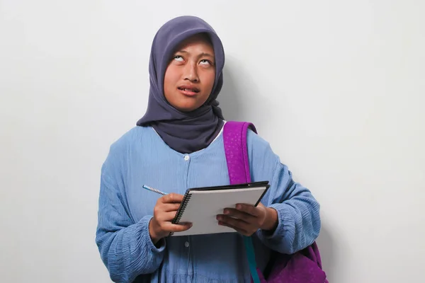 Pensativo Joven Asiática Chica Estudiante Hijab Usando Mochila Interesado Pensar —  Fotos de Stock
