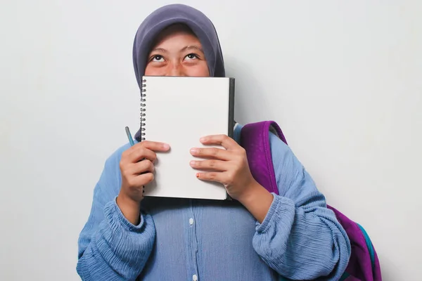 Веселая Молодая Азиатская Студентка Одетая Хиджаб Закрывающая Лицо Книгой Улыбаясь — стоковое фото