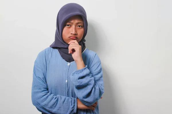 Засмучена Дівчина Азії Хіджабі Одягнена Випадкову Сорочку Стоїть Пальцями Підборідді — стокове фото