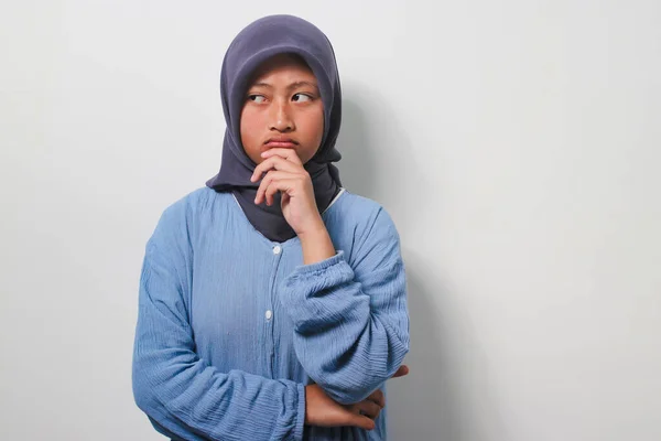 Озадаченная Беспокойная Молодая Азиатка Хиджабе Одетая Повседневную Рубашку Стоящая Пальцами — стоковое фото