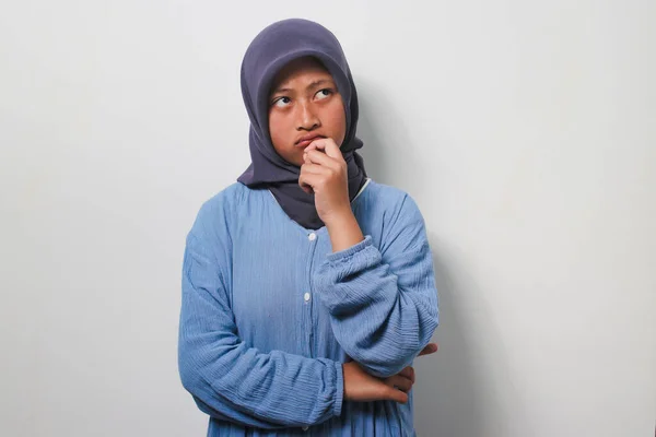 Озадаченная Беспокойная Молодая Азиатка Хиджабе Одетая Повседневную Рубашку Стоящая Пальцами — стоковое фото