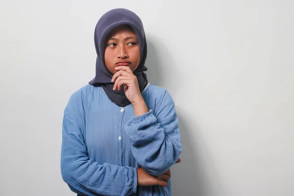 Rejtélyes Aggódó Fiatal Ázsiai Lány Hidzsáb Öltözött Alkalmi Ing Áll — Stock Fotó