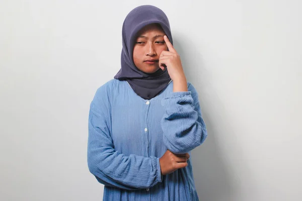 Zdziwiona Młoda Azjatka Hidżabie Ubrana Luźną Koszulę Stojąca Palcami Podbródku — Zdjęcie stockowe