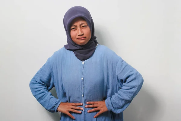 Joven Asiática Malsana Hijab Vestida Con Camisa Casual Tocando Vientre —  Fotos de Stock