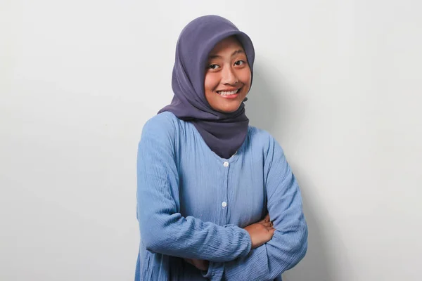 Menina Asiática Jovem Confiante Hijab Vestida Com Camisa Casual Sorrindo — Fotografia de Stock