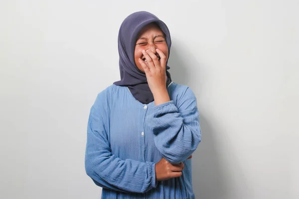 Hermosa Joven Asiática Hijab Vistiendo Camisa Casual Riendo Riéndose Avergonzada —  Fotos de Stock