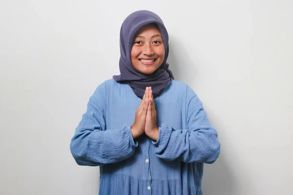 Sorrindo Menina Asiática Hijab Gesto Eid Mubarak Saudação Isolada Fundo — Fotografia de Stock