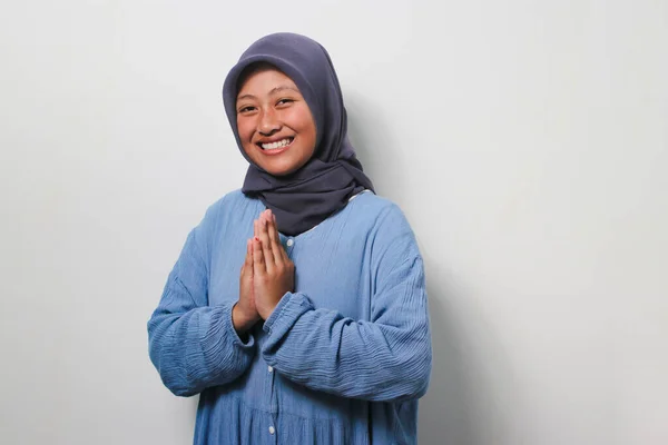 Sorridente Giovane Ragazza Asiatica Hijab Gesturing Eid Mubarak Saluto Isolato — Foto Stock