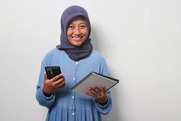 Lächelnde Junge Asiatische Studentin Hijab Lässigem Hemd Mit Buch Und — Stockfoto