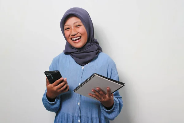 Sorrindo Jovem Asiático Menina Estudante Hijab Vestido Casual Camisa Segurando — Fotografia de Stock