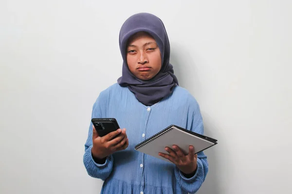 Joven Estudiante Asiática Molesta Hijab Vestida Con Camisa Casual Sosteniendo —  Fotos de Stock