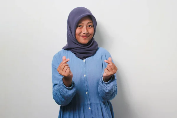 Glada Unga Asiatiska Flicka Hijab Bär Casual Skjorta Korsade Fingrar — Stockfoto