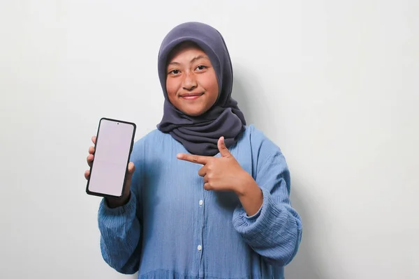 Sonriente Chica Asiática Joven Hijab Vestido Con Camisa Casual Señalando —  Fotos de Stock