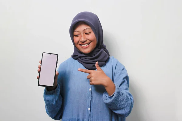 Uśmiechnięta Młoda Azjatka Hidżabie Ubrana Luźną Koszulę Wskazująca Palcem Pusty — Zdjęcie stockowe