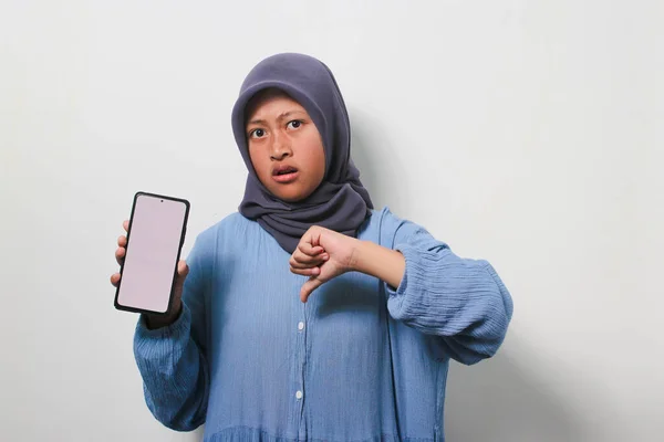 Menina Asiática Jovem Infeliz Hijab Vestido Com Camisa Casual Está — Fotografia de Stock