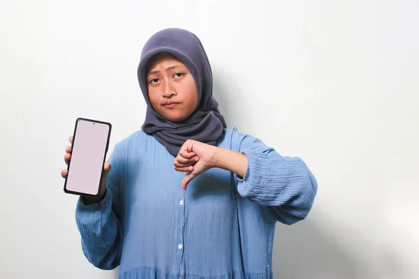 Nieszczęśliwa Młoda Azjatka Hidżabie Ubrana Luźną Koszulę Robi Kciuk Dół — Zdjęcie stockowe