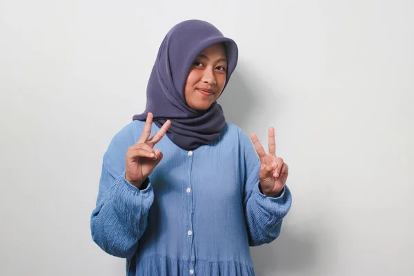Joyeux Jeune Fille Asiatique Hijab Habillé Chemise Décontractée Faisant Symbole — Photo