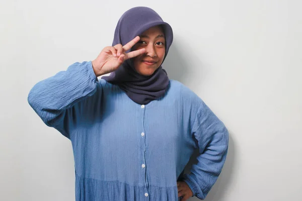 Fröhliche Junge Asiatin Hijab Lässigem Hemd Tut Friedenssymbol Mit Fingern — Stockfoto