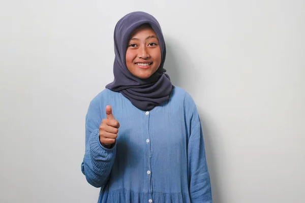 Wesoła Młoda Azjatka Hidżabie Ubrana Luźną Koszulę Robi Sobie Kciuki — Zdjęcie stockowe