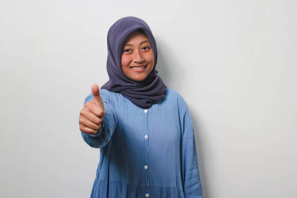 Веселая Молодая Азиатка Хиджабе Одетая Повседневную Рубашку Делает Большие Пальцы — стоковое фото