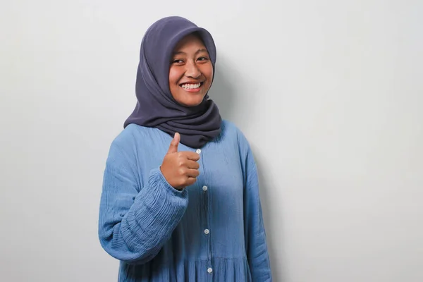 Wesoła Młoda Azjatka Hidżabie Ubrana Luźną Koszulę Robi Sobie Kciuki — Zdjęcie stockowe