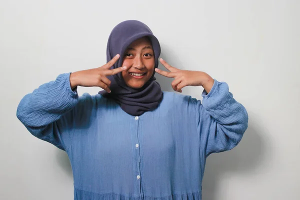 Веселая Молодая Азиатка Хиджабе Одетая Повседневную Рубашку Делает Символ Мира — стоковое фото