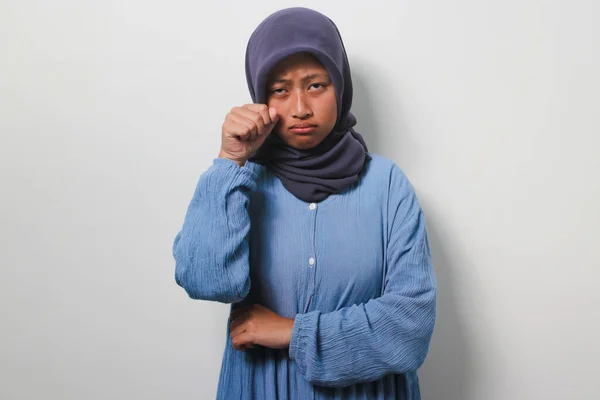 Piękny Młody Azji Dziewczyna Hidżab Ubrany Casual Koszulka Masuje Łzy — Zdjęcie stockowe