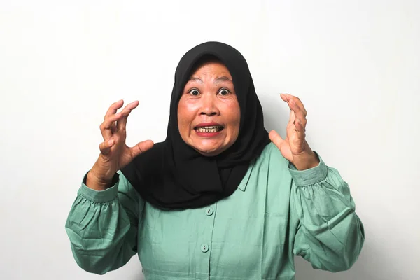 Wütende Asiatische Frauen Mittleren Alters Schwarzem Hijab Und Lässigem Hemd — Stockfoto