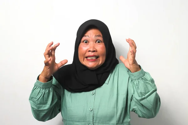 Wütende Asiatische Frauen Mittleren Alters Schwarzem Hijab Und Lässigem Hemd — Stockfoto
