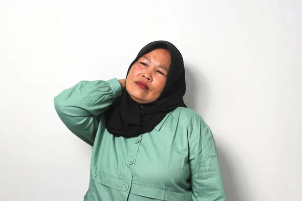 히잡을 평상복을 건강하지 아시아 여성들은 배경에 고립된 편두통으로 현기증을 느낍니다 — 스톡 사진