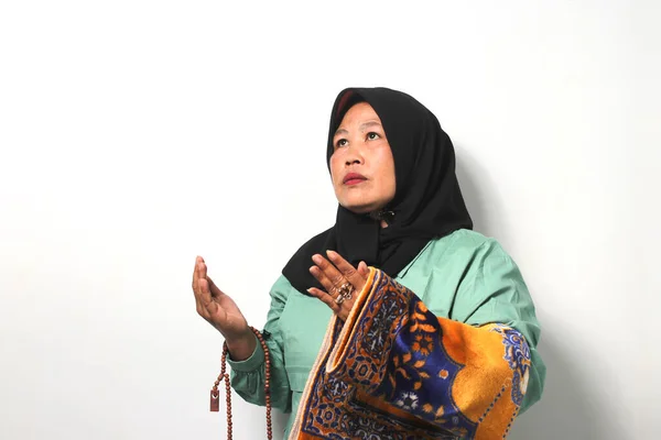 Wanita Asia Paruh Baya Mengenakan Jilbab Hitam Dan Mengenakan Kemeja — Stok Foto