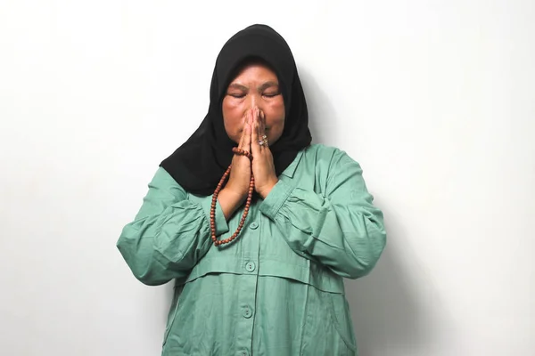 Asiatische Frauen Mittleren Alters Schwarzem Hijab Und Lässigem Hemd Beten — Stockfoto