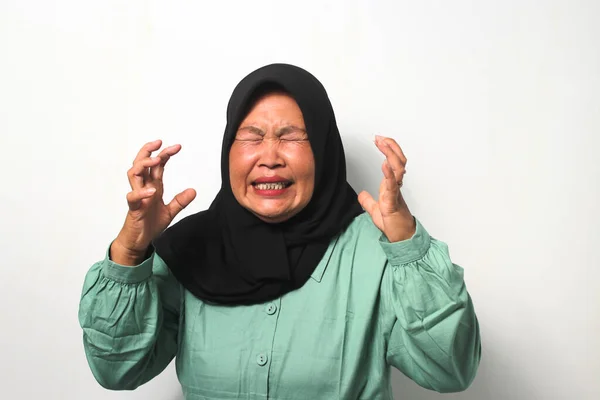 Enojada Mujer Asiática Mediana Edad Usando Hijab Negro Vestida Con —  Fotos de Stock