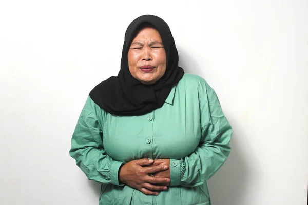 Wanita Asia Tengah Yang Tidak Sehat Mengenakan Hijab Hitam Dan — Stok Foto