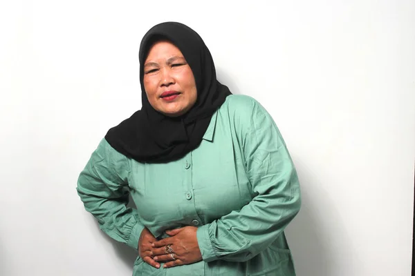 Niezdrowe Azjatki Średnim Wieku Czarnym Hidżabie Zielonej Luźnej Koszuli Czuje — Zdjęcie stockowe