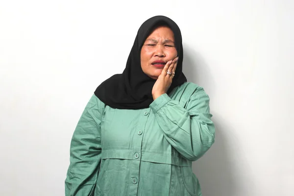 Azjatki Średnim Wieku Czarnym Hidżabie Luźnej Koszuli Dotykające Ust Bolesnym — Zdjęcie stockowe