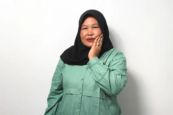 Азиатские Женщины Средних Лет Черном Хиджабе Повседневной Рубашке Касаются Рта — стоковое фото