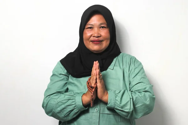 Smiling Middle Aged Asian Women Wearing Black Hijab Dressed Casual — Stok Foto
