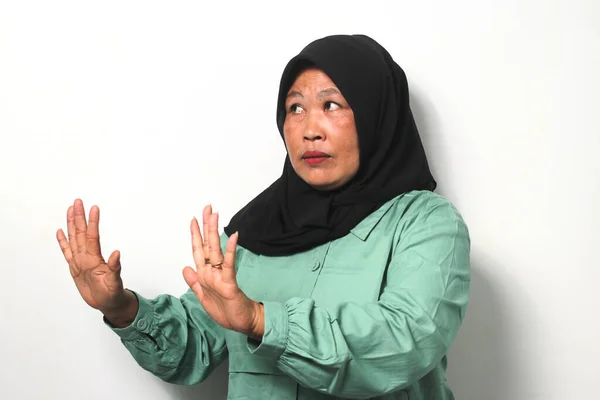 Niezadowolona Azjatka Średnim Wieku Ubrana Czarny Hidżab Luźną Koszulę Udająca — Zdjęcie stockowe