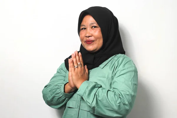 Uśmiechnięta Azjatka Średnim Wieku Czarnym Hidżabie Ubrana Luźną Koszulę Pozdrawiająca — Zdjęcie stockowe