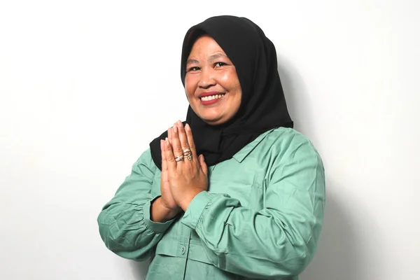 Uśmiechnięta Azjatka Średnim Wieku Czarnym Hidżabie Ubrana Luźną Koszulę Pozdrawiająca — Zdjęcie stockowe