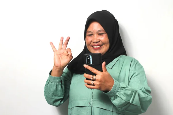 Glückliche Asiatische Frauen Mittleren Alters Schwarzem Hijab Und Lässigem Hemd — Stockfoto