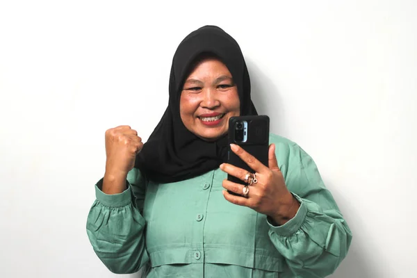 Emocionadas Mujeres Asiáticas Mediana Edad Con Hiyab Negro Vestidas Con —  Fotos de Stock